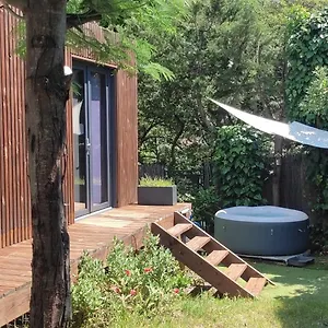 https://joli-studio-indpendant-en-bois-avec-jacuzzi-prive.fr-provencehotel.com